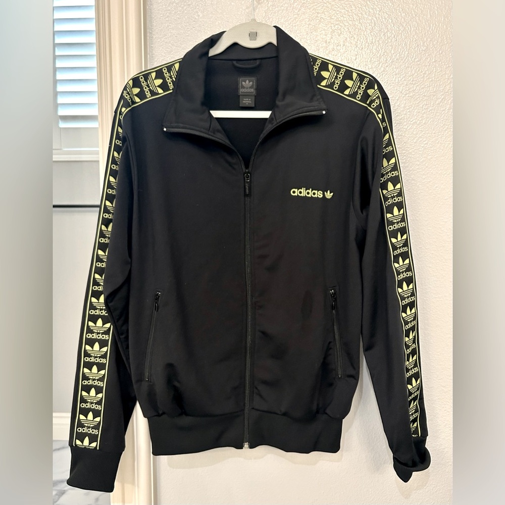 Adidas Classic Men jacket the brand with the 3 stripes